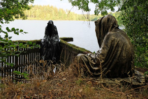 art-lower-austria-lake-contemporary-art-fine-arts-modern-sculpture-urban-statue-faceless-ghost-in-a-coat-guardians-of-time-manfred-kili-kielnhofer-6977
