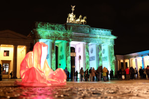 festival-of-lights-berlin-guardians-of-time-manfred-kielnhofer-lumina-light-contemporary-art-design-statue-sculpture-fineart-ghost-faceless-no-face-9450